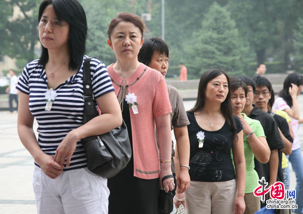 Des proches, des collègues ainsi que des étudiants de M. Ji se rendent à l&apos;Université de Beijing pour lui rendre un dernier hommage et présenter leurs condoléances.