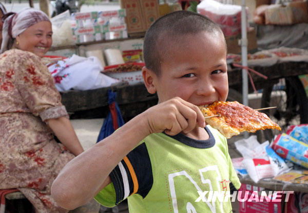 14 juillet : un enfant en train de manger une crêpe pimentée.