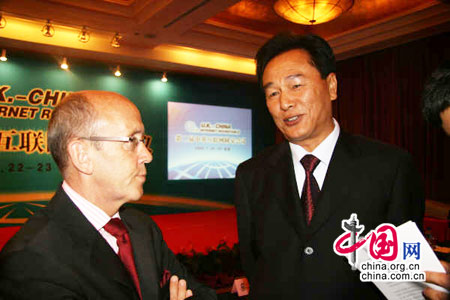 Cai Mingzhao, directeur adjoint du Bureau de l'Information du Conseil des Affaires d'État de Chine, discute cordialement avec Lord Mervyn Davies, ministre britannique du Commerce.