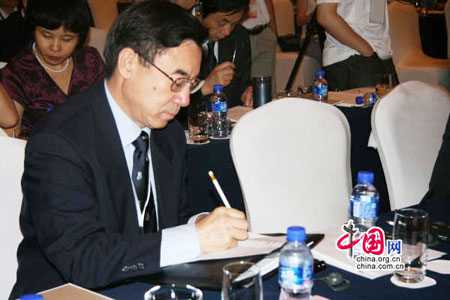 Huang Youyi, vice-président du China International Publishing Group et président du Centre d'Informations Internet de Chine, était présent à la cérémonie d'ouverture de la deuxième table ronde Chine - Royaume-Uni.