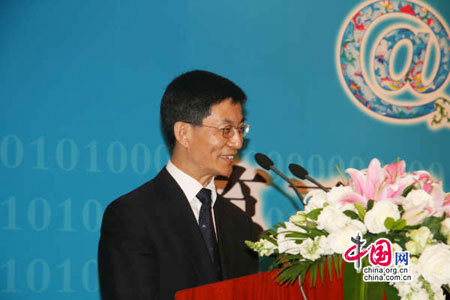 Liu Zhengrong, directeur adjoint du service d'Internet du Bureau de l'Informations du Conseil des Affaires d'État chinois, a prononcé un discours à la cérémonie d'ouverture de la deuxième table ronde Chine — Royaume-Uni.