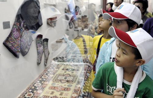 Le 21 juillet, des touristes taiwanais se rendent au Musée du Xinjiang