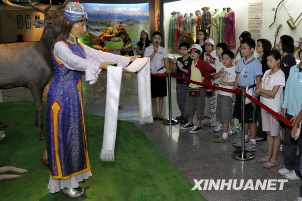 Le 21 juillet, des touristes taiwanais se rendent au Musée du Xinjiang