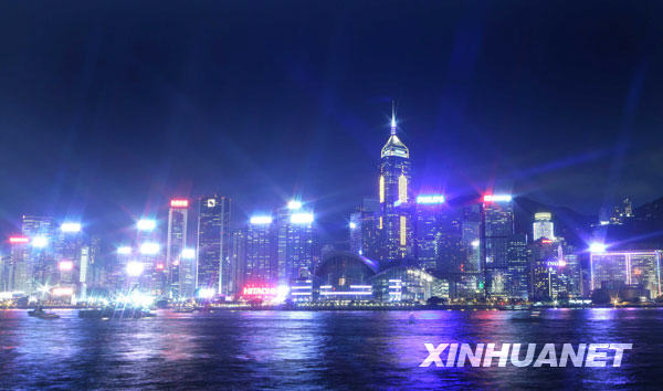 Photo : vue nocturne du port Victoria à Hongkong, photo prise le 9 juillet