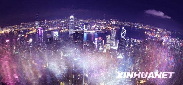 Photo : vue nocturne du port Victoria à Hongkong, photo prise le 9 juillet