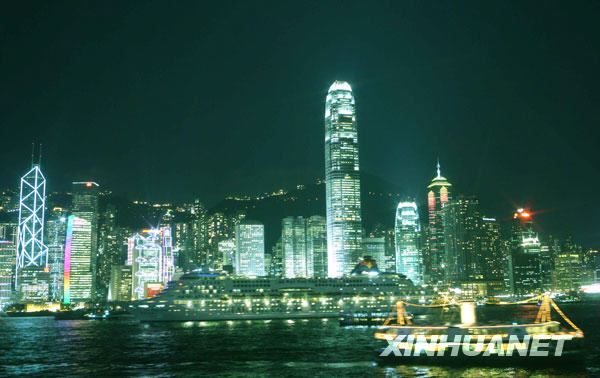 Photo : vue nocturne du port Victoria à Hongkong, photo prise le 9 juillet