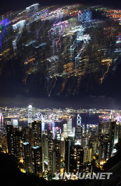 Photo : vue nocturne du port Victoria à Hongkong, photo prise le 9 juillet