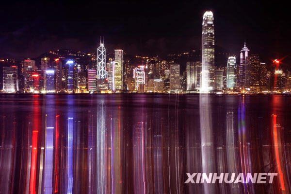 Photo : vue nocturne du port Victoria à Hongkong, photo prise le 9 juillet