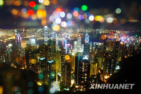 Photo : vue nocturne du port Victoria à Hongkong, photo prise le 9 juillet