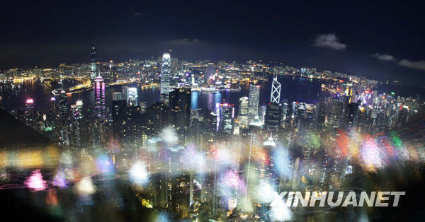 Photo : vue nocturne du port Victoria à Hongkong, photo prise le 9 juillet