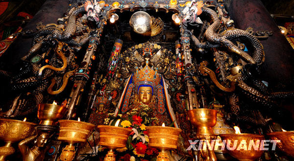 La statue de bouddha de Sakyamuni, âgé de 12 ans, exposée au temple Jokhang, photo prise le 26 juillet.
