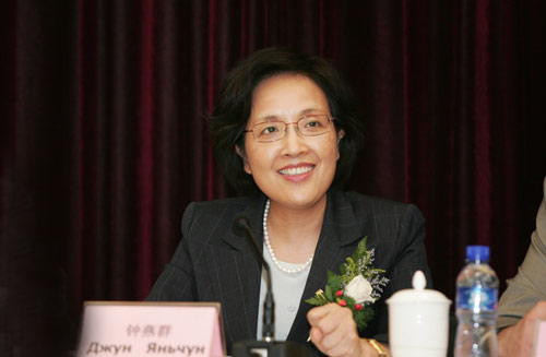 Zhong Yanqun, directrice adjointe à plein temps du Comité exécutif de l'exposition universelle de Shanghai 2010, prononce un discours. 