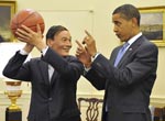 Obama offre un ballon de basket au vice-premier ministre chinois