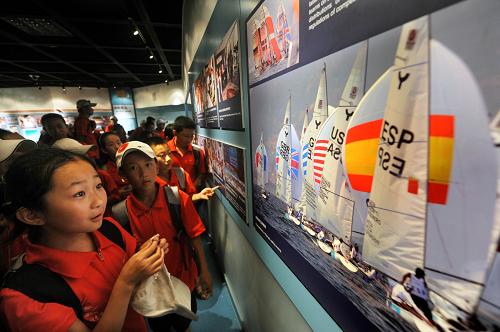 Le 5 août, un groupe d&apos;une colonie de vacances visite le Musée olympique de voiles, qui ouvrira officiellement au public le 9 août, lors de la cérémonie d&apos;ouverture du festival de l&apos;océan de Qingdao.