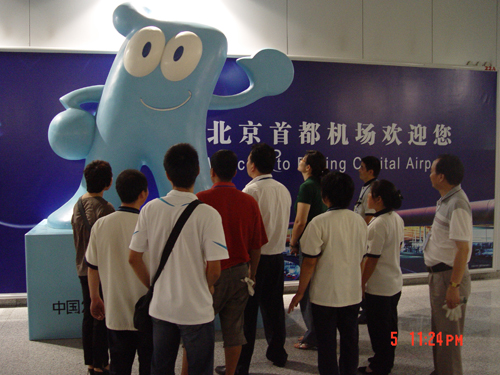 Une statue de Haibao attire l'attention des passagers.