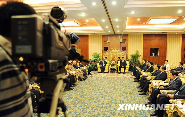 Le 10 août, Nur Bekri, gouverneur de la région autonome ouïgoure du Xinjiang, présente la situation fondamentale de la province aux représentants. 