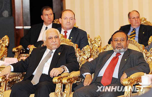 Le 10 août, les ambassadeurs du Bengale et d'Arabie Saoudite écoutent attentivement les présentations. 
