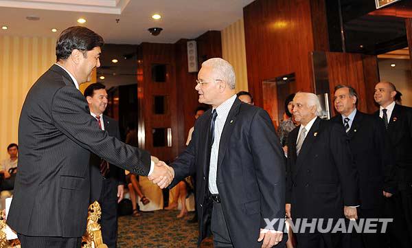 Le 10 août, Nur Bekri, gouverneur de la région autonome ouïgoure du Xinjiang, serre la main de l'ambassadeur d'Égypte. 