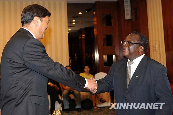 Le 10 août, Nur Bekri, gouverneur de la région autonome ouïgoure du Xinjiang, serre la main de l'ambassadeur du Togo.