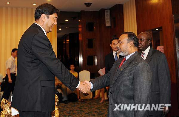 Le 10 août, Nur Bekri, gouverneur de la région autonome ouïgoure du Xinjiang, serre la main de l'ambassadeur du Bengale.