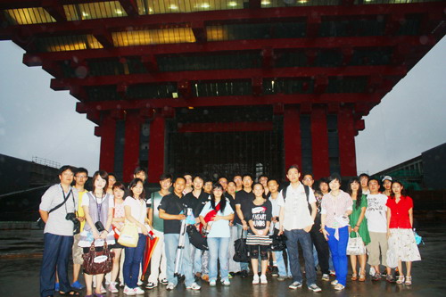 Les podcasteurs posent devant le pavillon chinois pour une photo de groupe.