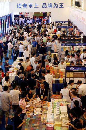 Le 13 août, des lecteurs visitent l’exposition du livre 2009 de Shanghai.