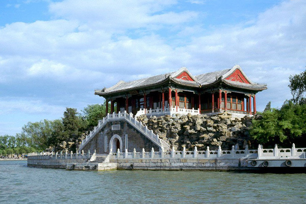 Situé dans l&apos;ouest de Beijing, à 10 km du centre-ville, le Palais d&apos;été est le premier ouvrage du paysagisme classique de Chine. Ouvert au public en 1924, il est aussi l&apos;un des plus célèbres parcs du monde.