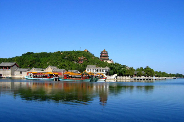 Situé dans l&apos;ouest de Beijing, à 10 km du centre-ville, le Palais d&apos;été est le premier ouvrage du paysagisme classique de Chine. Ouvert au public en 1924, il est aussi l&apos;un des plus célèbres parcs du monde.