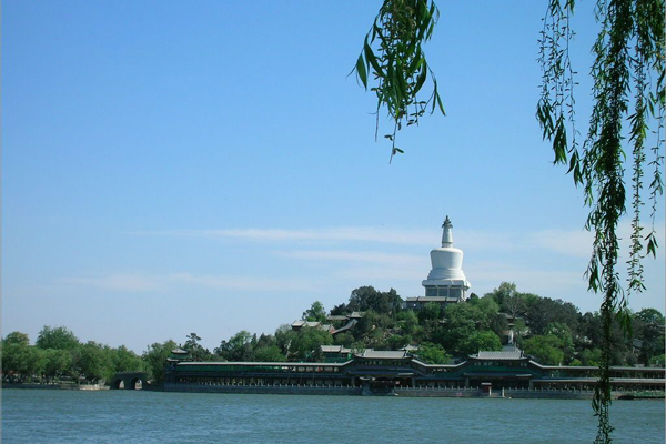 Le parc Beihai, qui s&apos;est vu décerner le grade de site touristique de niveau national AAAA, est le jardin royal le plus ancien et le mieux conservé de Chine.