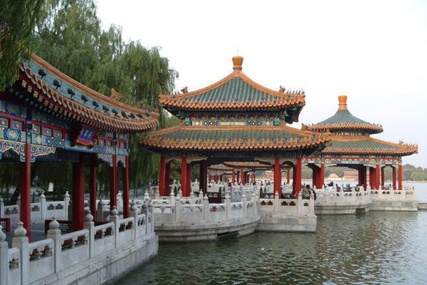 Le parc Beihai, qui s&apos;est vu décerner le grade de site touristique de niveau national AAAA, est le jardin royal le plus ancien et le mieux conservé de Chine.