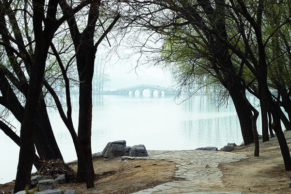 Situé dans le district de Haidian à Beijing, le parc Yuyuantan comprend un jardin de fleurs de cerisiers (sakura) dans l&apos;ouest, un lac dans le nord, l&apos;île Zhongshan dans le sud, ainsi que le jardin Liuchunyuan dans l&apos;est. Depuis quelques années, le festival de sakura qui se déroule chaque printemps dans le parc attire des visiteurs venus du monde entier.