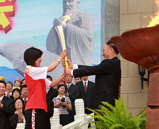 Début du relais de la flamme des onzièmes Jeux nationaux de Chine