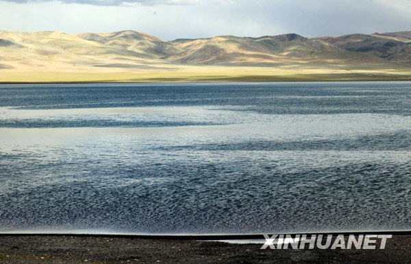 Groupe de lacs pittoresques de la zone inhabitée dans le nord du Tibet 1