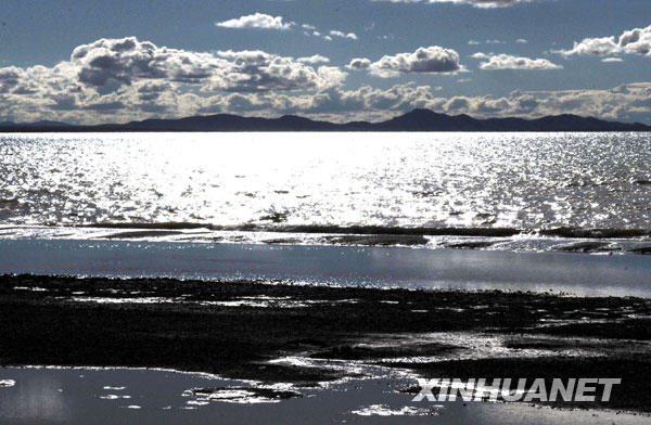 Groupe de lacs pittoresques de la zone inhabitée dans le nord du Tibet 3