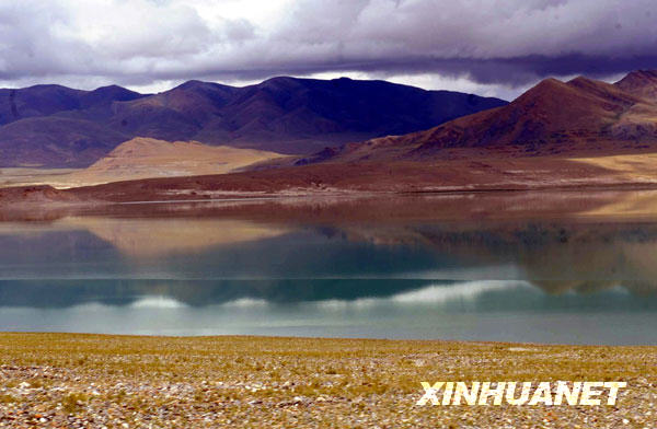 Groupe de lacs pittoresques de la zone inhabitée dans le nord du Tibet 4