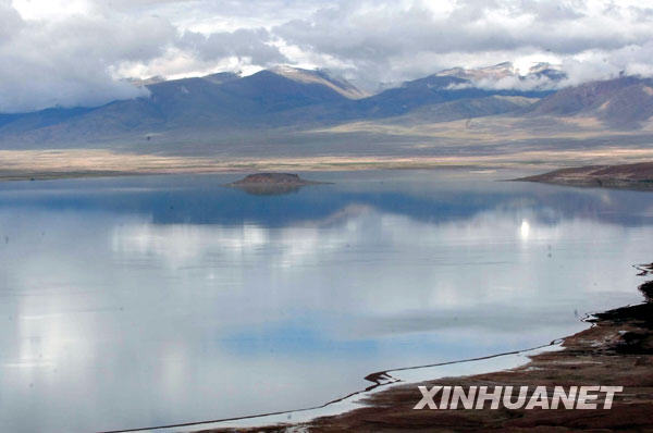 Groupe de lacs pittoresques de la zone inhabitée dans le nord du Tibet 6