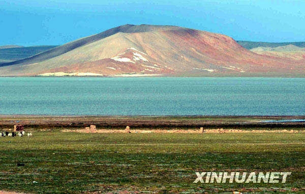 Groupe de lacs pittoresques de la zone inhabitée dans le nord du Tibet 7