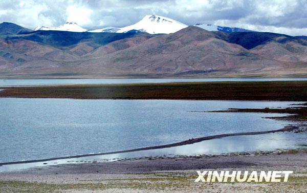 Groupe de lacs pittoresques de la zone inhabitée dans le nord du Tibet 11