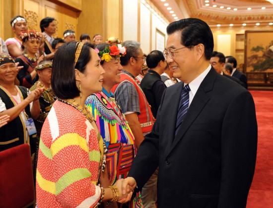 Hu Jintao, secrétaire général du Comité central du Parti communiste chinois, a exprimé mercredi ses condoléances aux familles des victimes du typhon Morakot à Taiwan, lors d'une rencontre avec une délégation d'ethnies minoritaires de Taiwan, conduite par Kao Chin Su-mei.