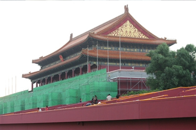 Hier après-midi, les ouvriers ont installé des lumières colorées sur les tribunes de la porte Tian'anmen. 