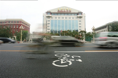 Les signalisations routières sont flambant neuves après la restauration de l&apos;avenue Chang&apos;An (avenue de la Paix éternelle). 