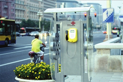 Les nouvelles cabines téléphoniques sur les trottoirs sont plus simples et plus jolies que leurs prédécesseures.