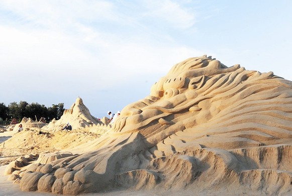 Xiamen : le plus grand parc de sculptures de sable en Asie attire une affluence de touristes (4)