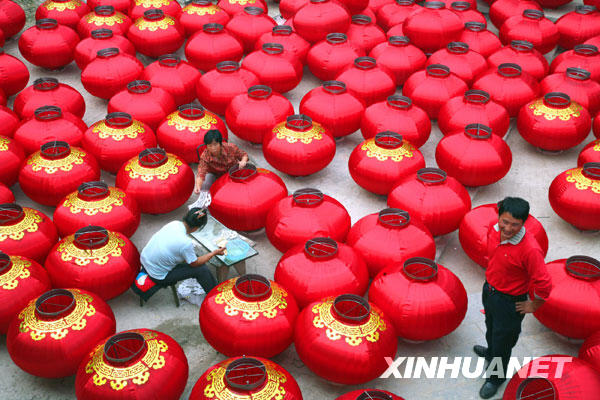 Le 2 septembre, quelques villageois du district de Huairou (banlieue de Beijing) fabriquent des lanternes rouges.