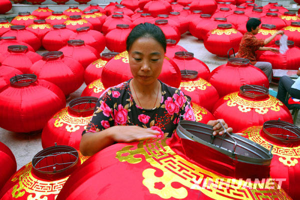 Les lanternes rouges pour accueillir la Fête nationale chinoise