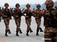 Photos de militaires en cours de formation prises le 3 septembre dans un camp pour la parade militaire, situé dans la banlieue de Beijing. 