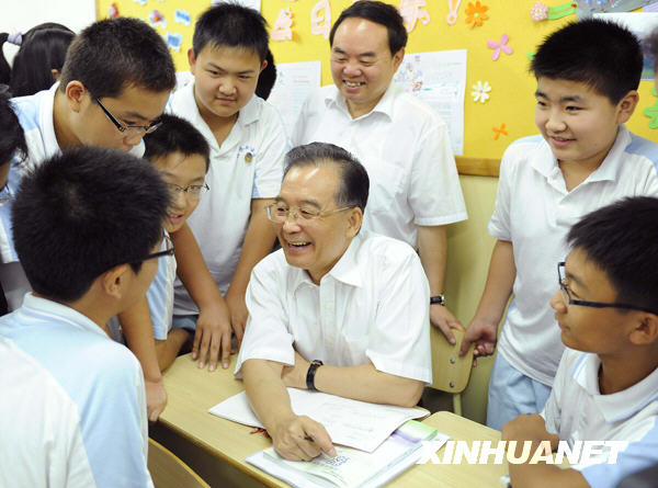 Le Premier ministre chinois appelle les enseignants à améliorer leur niveau 1