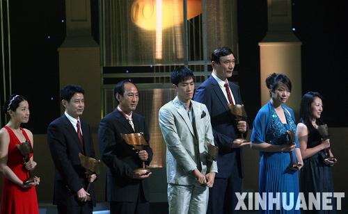 De gauche à droite : Luo Xuejuan, nageuse ; Chen Zhonghe, ancien entraineur de l’équipe nationale de volley-ball ; Sun Haiping, entraineur de Liu Xiang ; Liu Xiang, athlète du 110 m haies ; Yao Zhiyuan (représente Yao Ming, basketteur) ; Chen Zhong, championne de Taekwondo ; Yang Yang, championne de descente courte. 