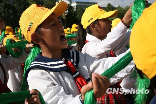 Les élèves de la première école primaire de Lhassa chantent la chanson : « ma patrie ». 