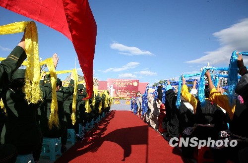 Des personnes issues de tous les milieux brandissent des hadas multicolores (pièces de soie que présentent les Tibétains et les Mongols à un hôte distingué) pour célébrer la 60e Fête nationale de la Chine Nouvelle.